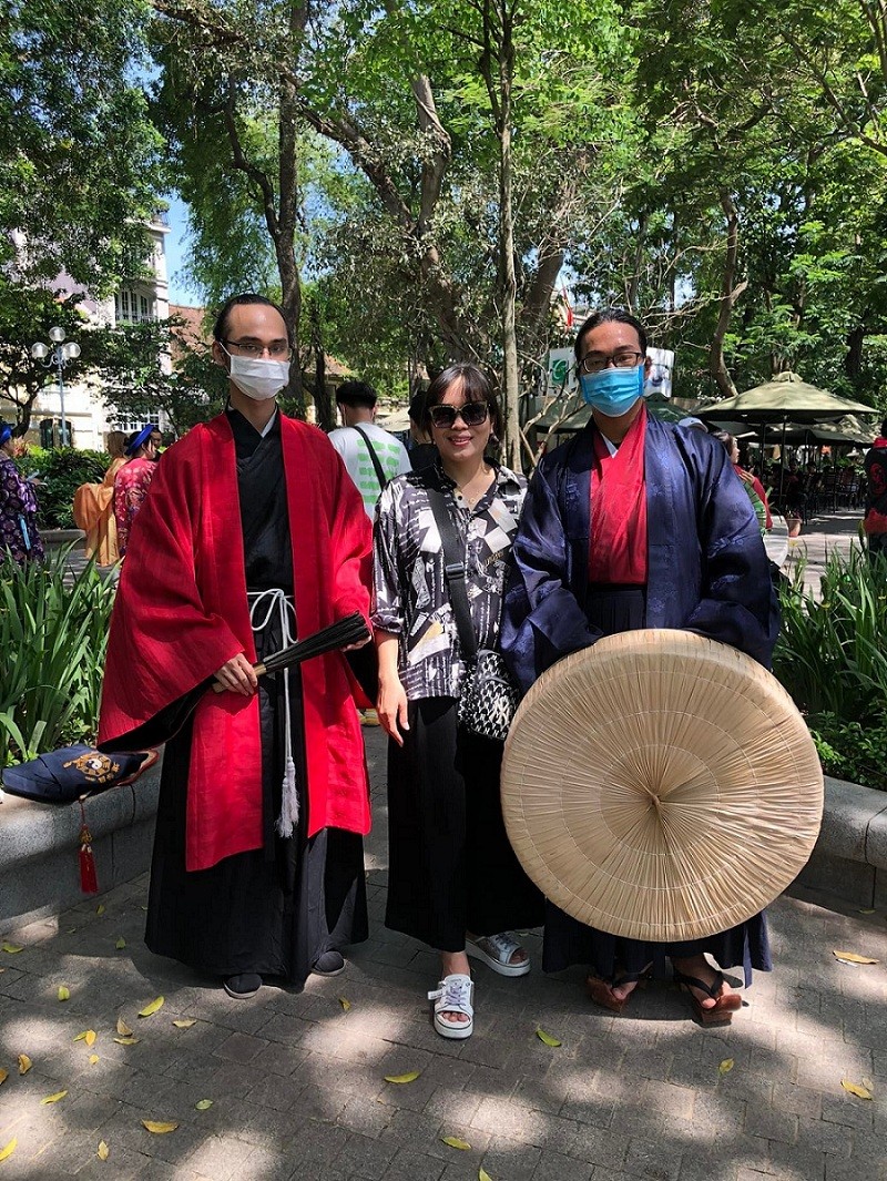 Youths Introduce Traditional Vietnamese Costumes at Hanoi Walking Street