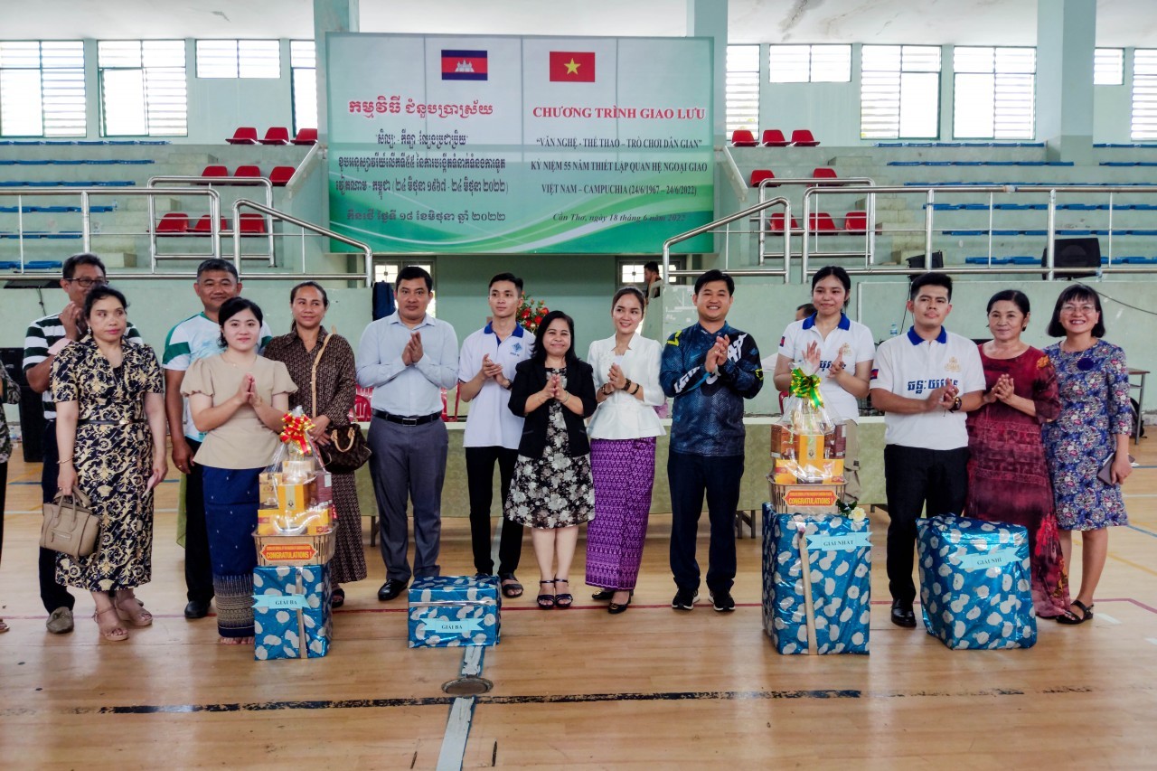 400 Vietnamese, Cambodian Students Exchange in Can Tho