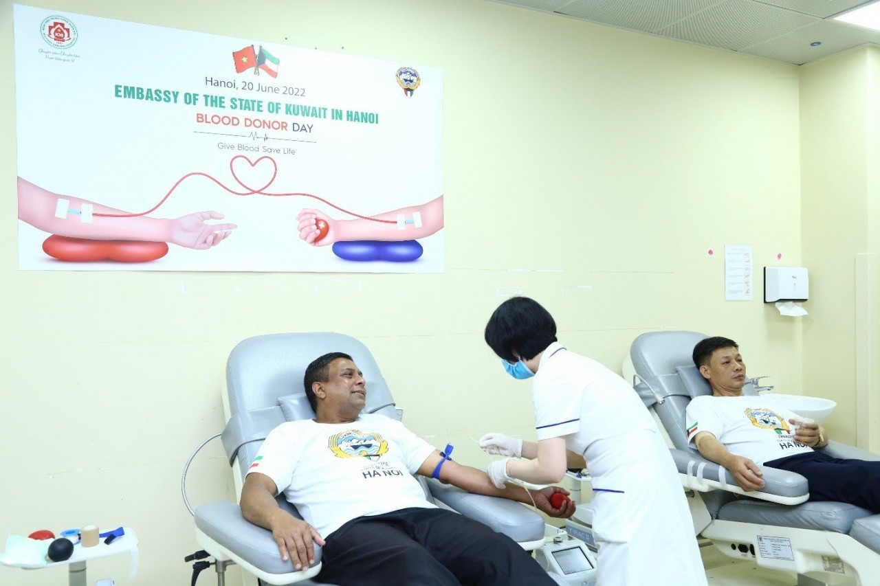 Kuwait's Embassy Donates Blood in Hanoi