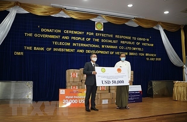 Vietnam hands over USD 50,000 supporting Myanmar's COVID-19 fight