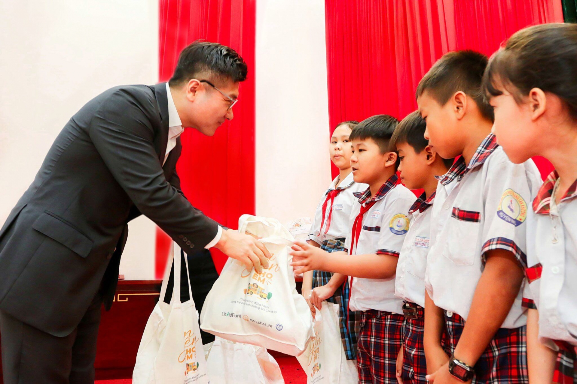 1000 gifts delivered to children affected by covid 19 in four provinces and cities