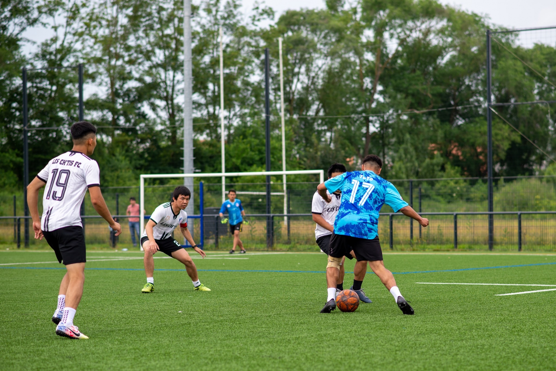 Vietnamese students in France organise football tournament, donating to Covid-19 vaccine fund