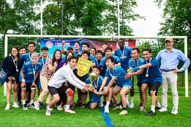 Vietnamese students in France organise football tournament, donating to national vaccine fund