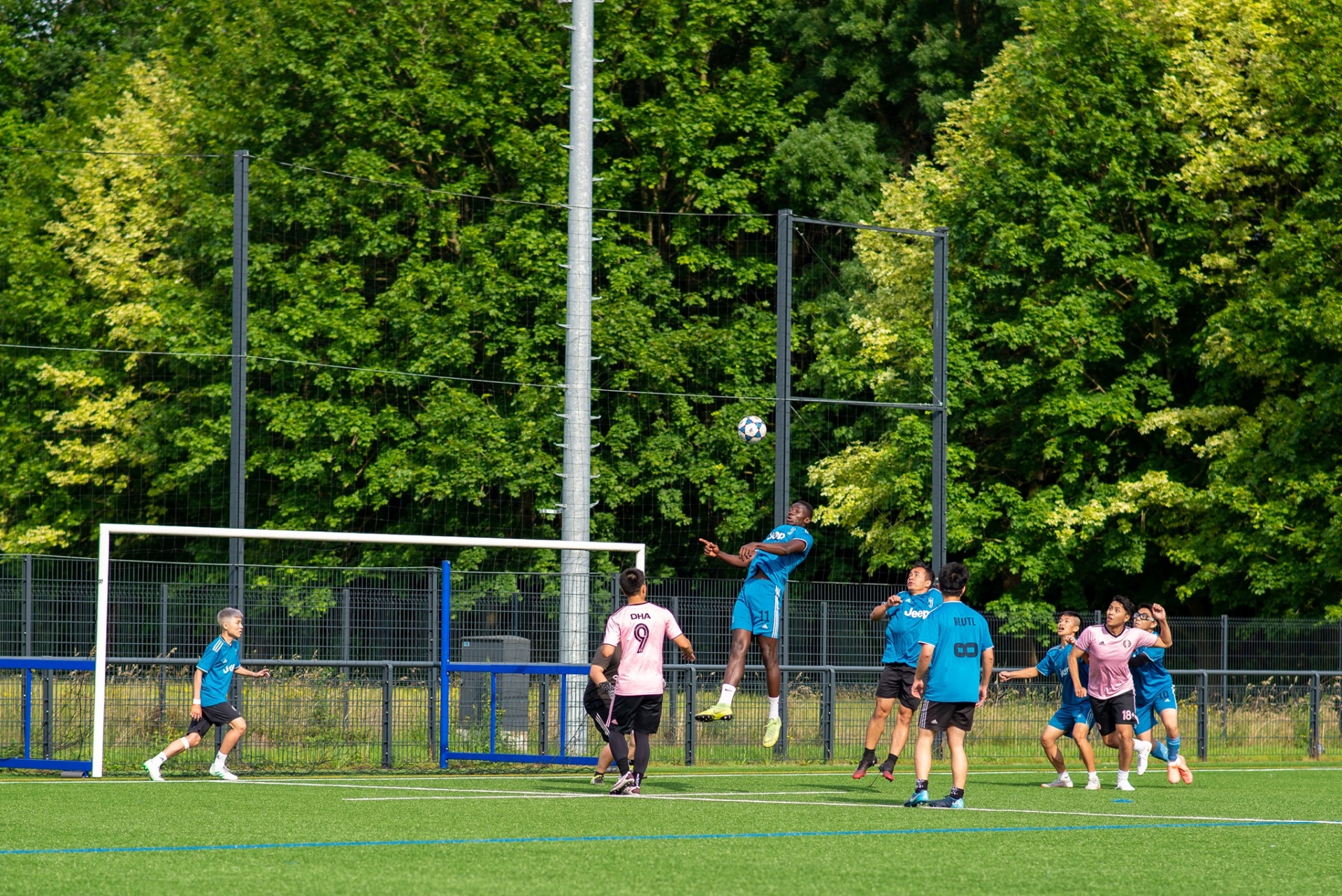 Vietnamese students in France organise football tournament, donating to national vaccine fund