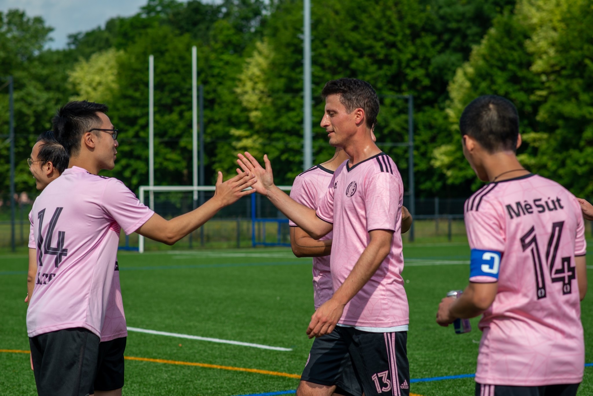Vietnamese students in France organise football tournament, donating to national vaccine fund