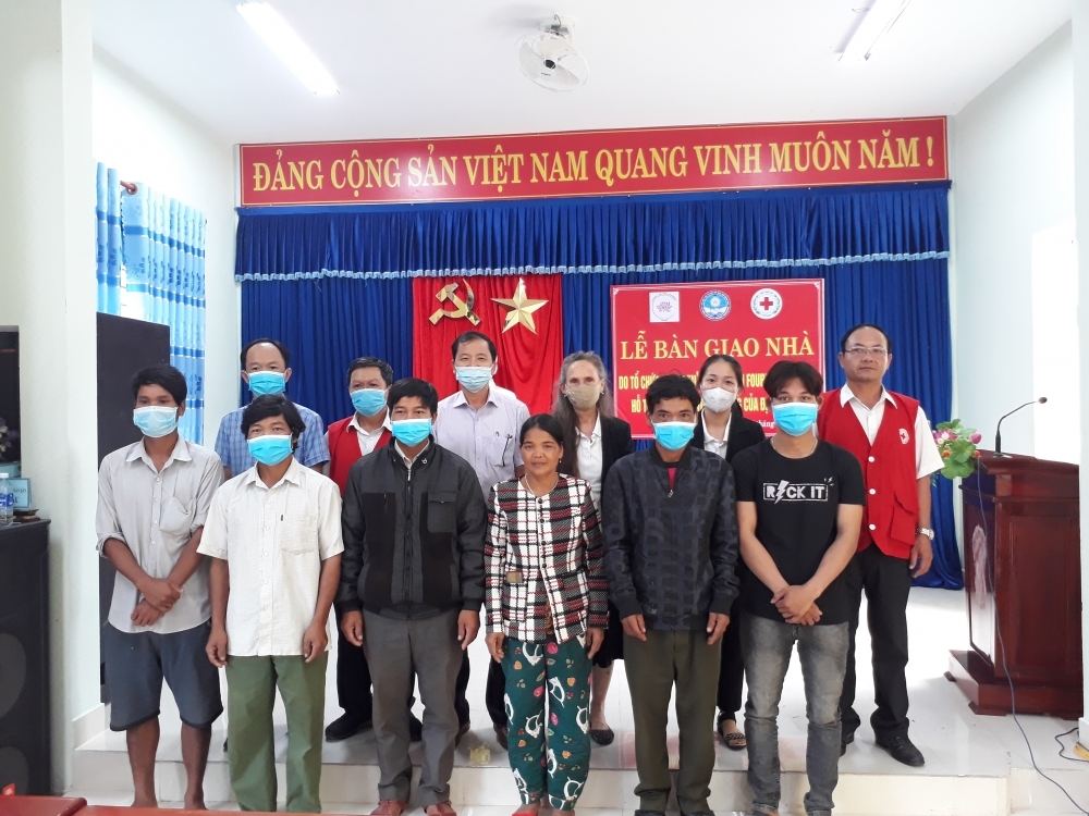 6 houses given to quang nam households affected by natural disasters