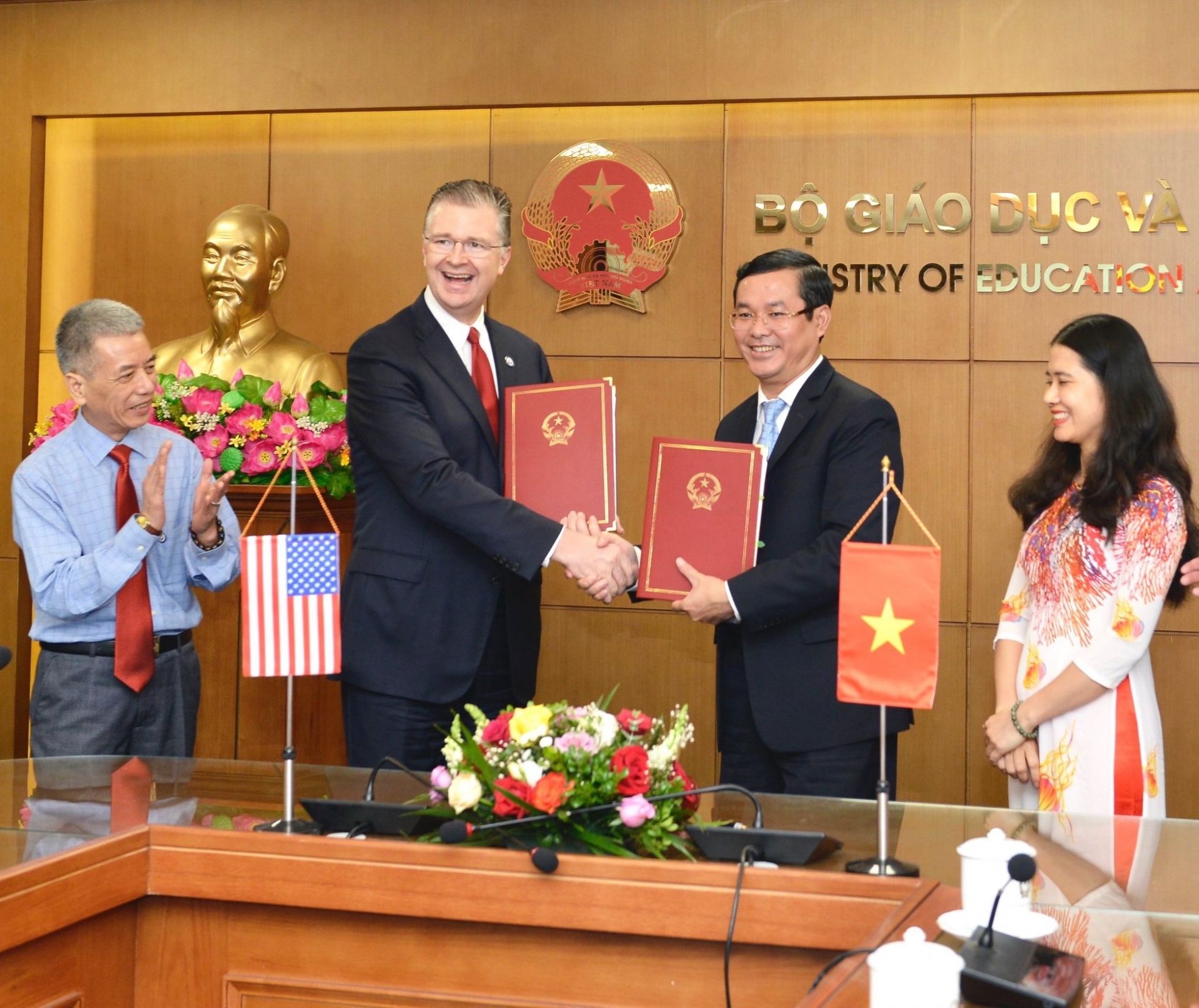 fm spokesperson peace corps volunteers teaching english in vietnam to help boost ties
