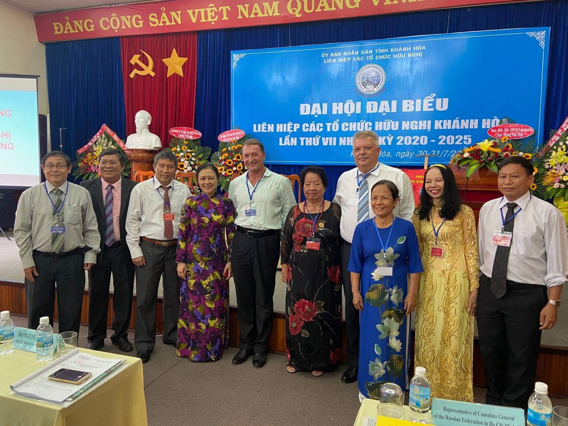 vufo honours three russian officials in hcm city