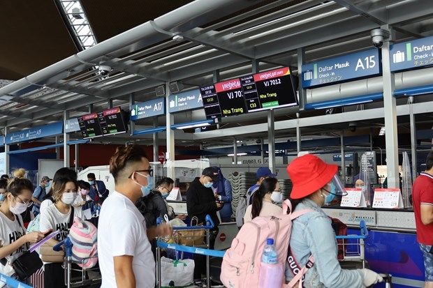 vietnams new covid 19 infections surpass 900 more citizens repatriated