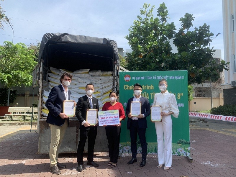 Vietnamese expatriates in US, Australia and Japan Present 12 Tonnes of Rice to Ho Chi Minh City