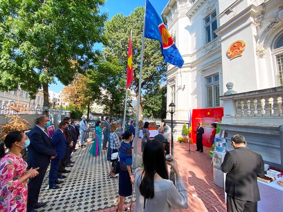 exhibition featuring land and people of vietnam held in several romanias localities