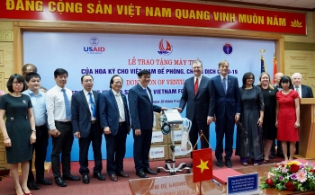 US, China donate ventilators, masks to Vietnam to respond to COVID-19