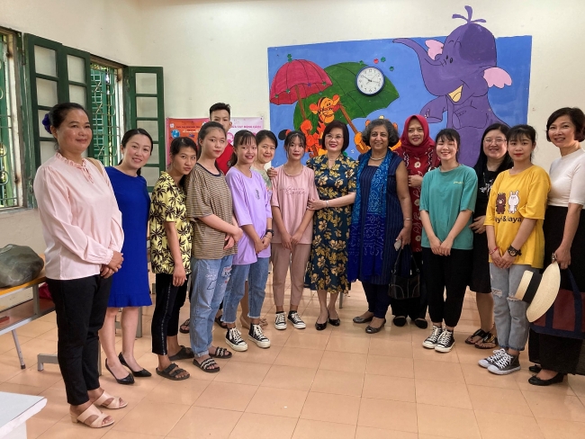 Mid-Autumn Festival: Foreign ambassadors visit and present gift to children with disabilities
