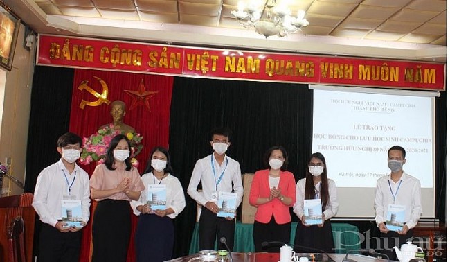 Cambodian Students Touched by Supportive Vietnamese During Pandemic