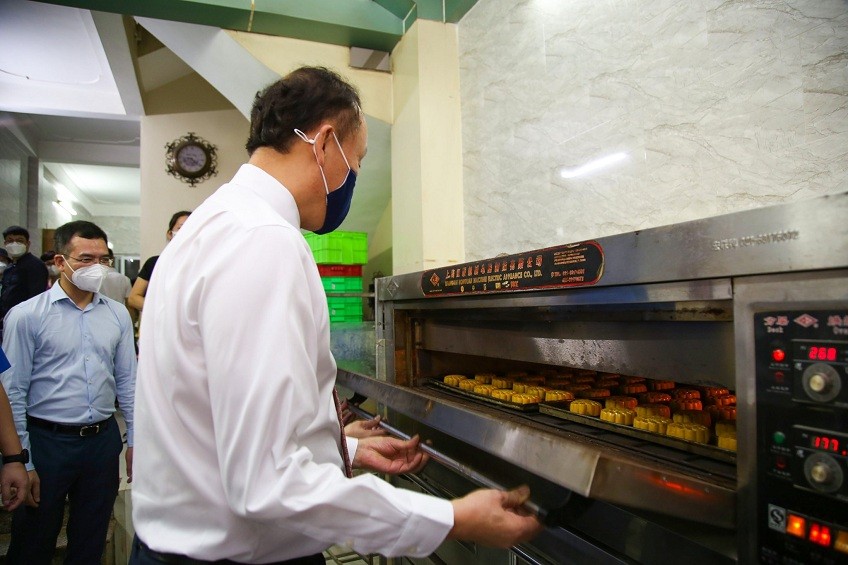 WHO Representative in Vietnam Makes Mooncakes to Gift to Frontline Health Workers