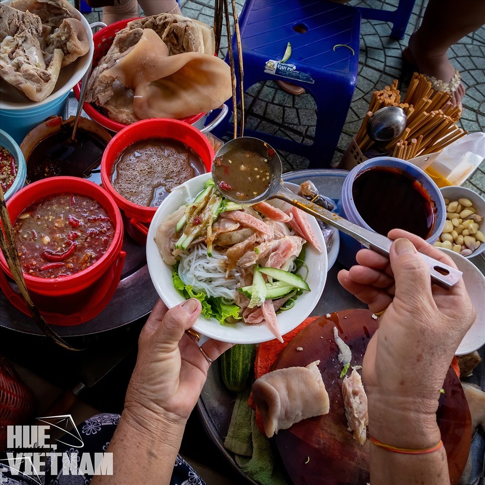 must try dishes in the ancient capital of vietnam through photos of local photographer