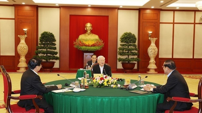 vietnamese cambodian lao top leaders hold trilateral meeting in hanoi