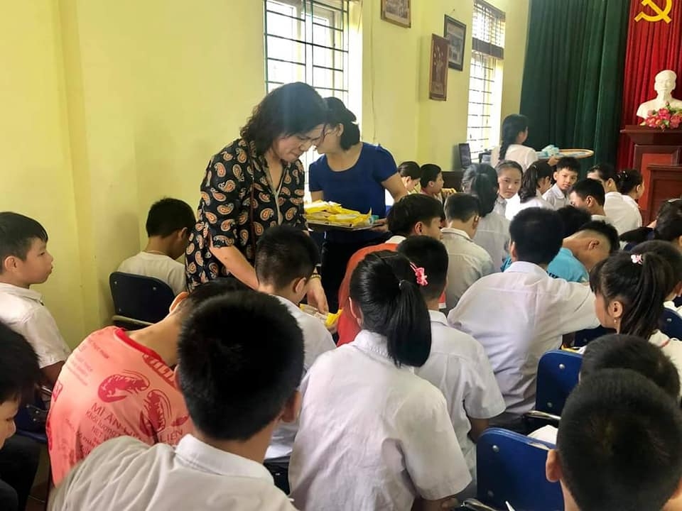 Series of mid autumn festival activities for disadvantaged children held by friendship organisations