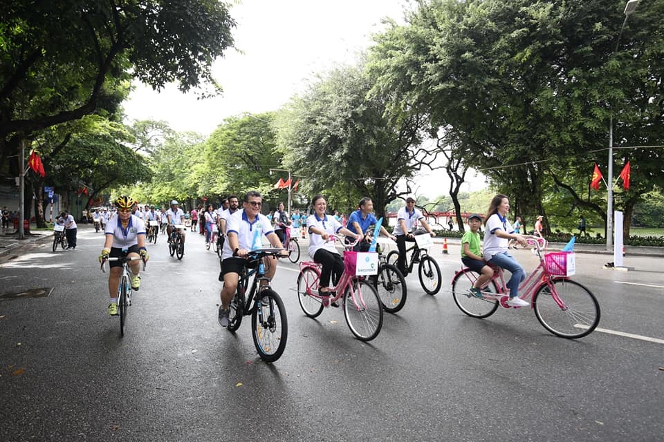 foreign embassies take part in friendship cycling journey for green hanoi city 2020
