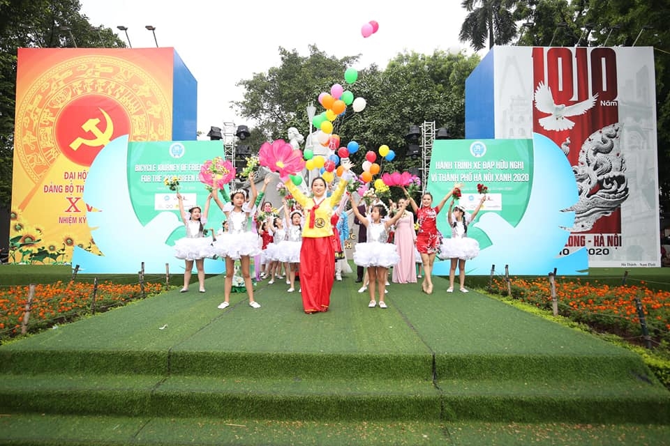 Foreign embassies takes part in friendship cycling journey for green Hanoi city 2020