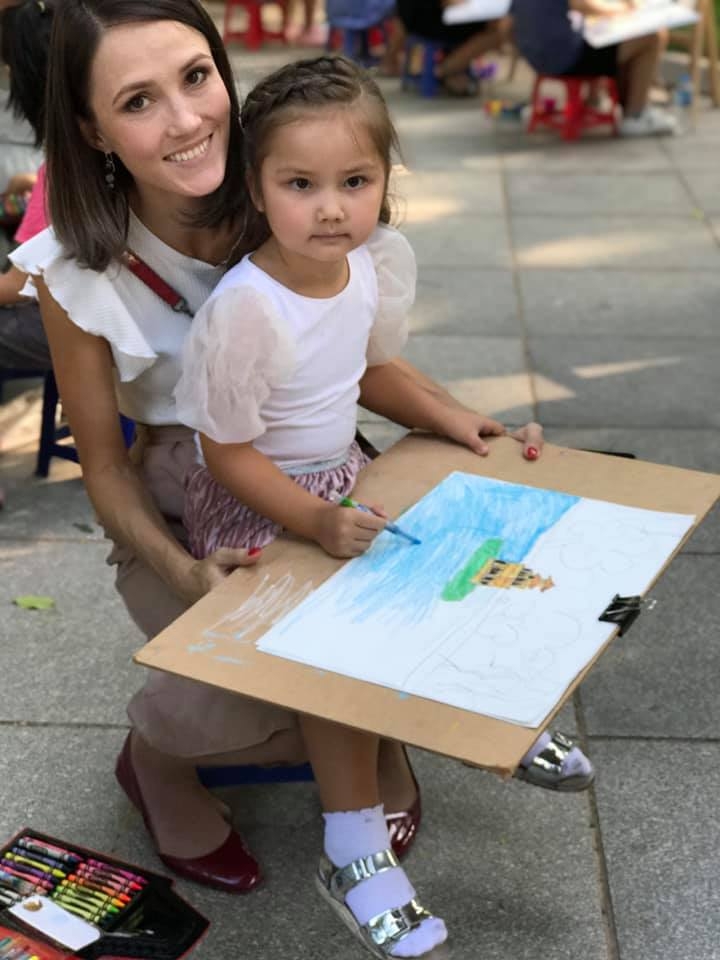 More than 300 local, foreign children join painting contest on hanoi