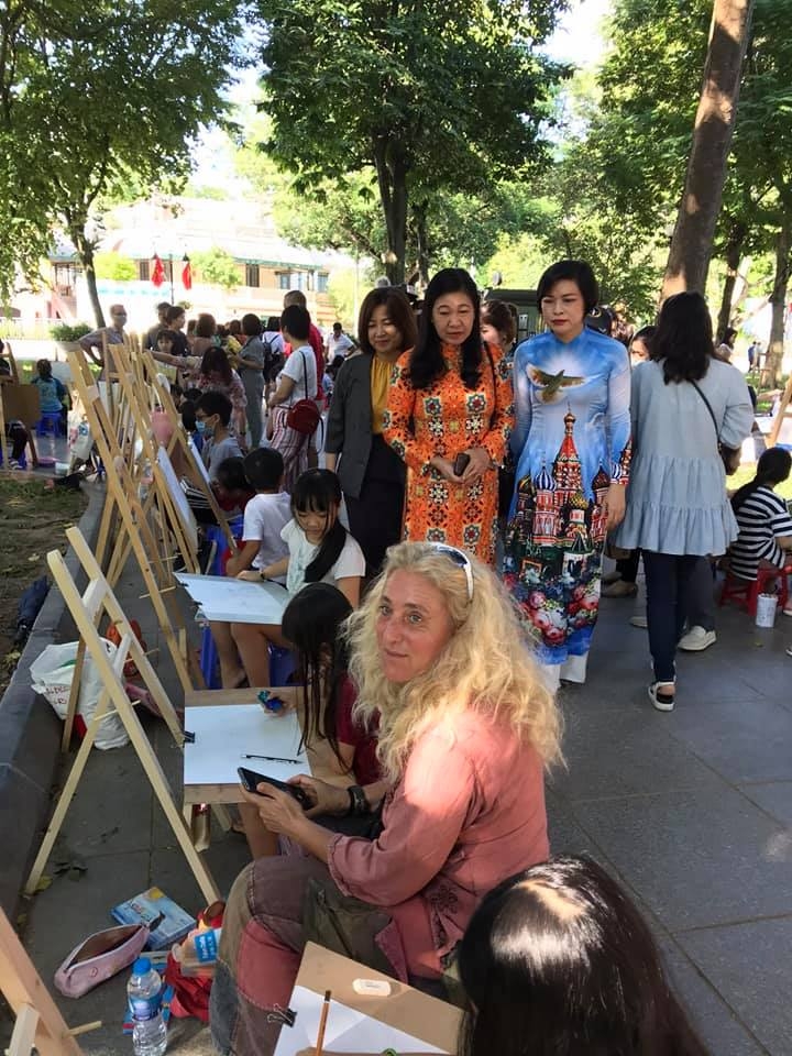 More than 300 local, foreign children join painting contest on hanoi