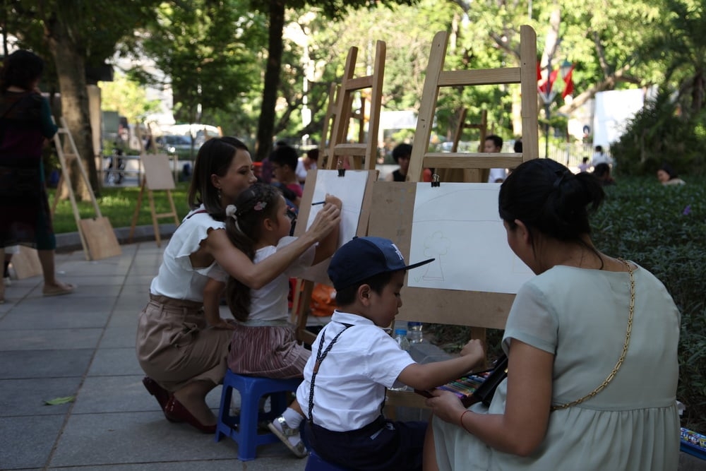 More than 300 local, foreign children join painting contest on hanoi