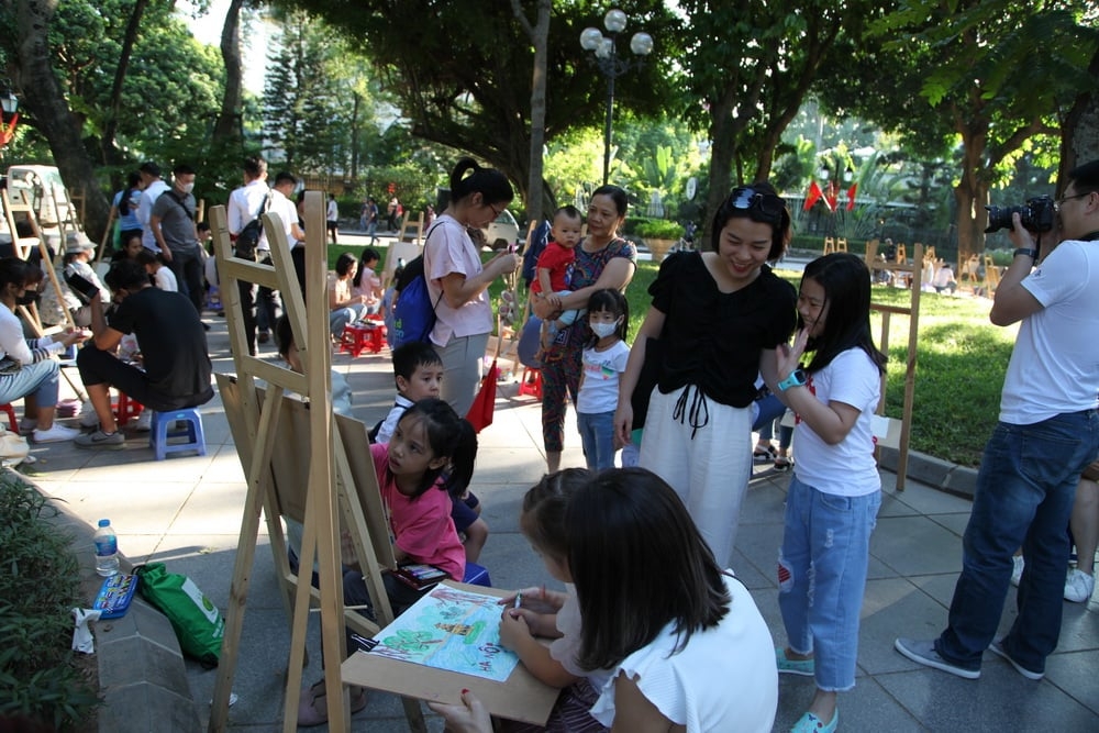 More than 300 local, foreign children join painting contest on hanoi
