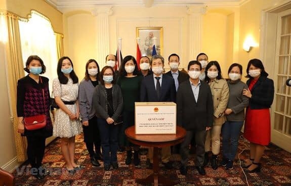 Vietnamese in Thailand, Czech and UK support homeland flood victims