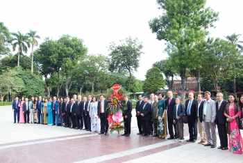 vufo friendship associations lay flowers at lenins statue on 103rd anniversary of october revolution