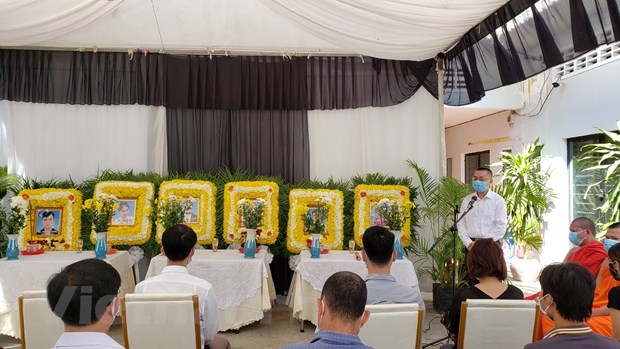 Embassy hands over bodies of Vietnamese traffic victims in Campuchia to families
