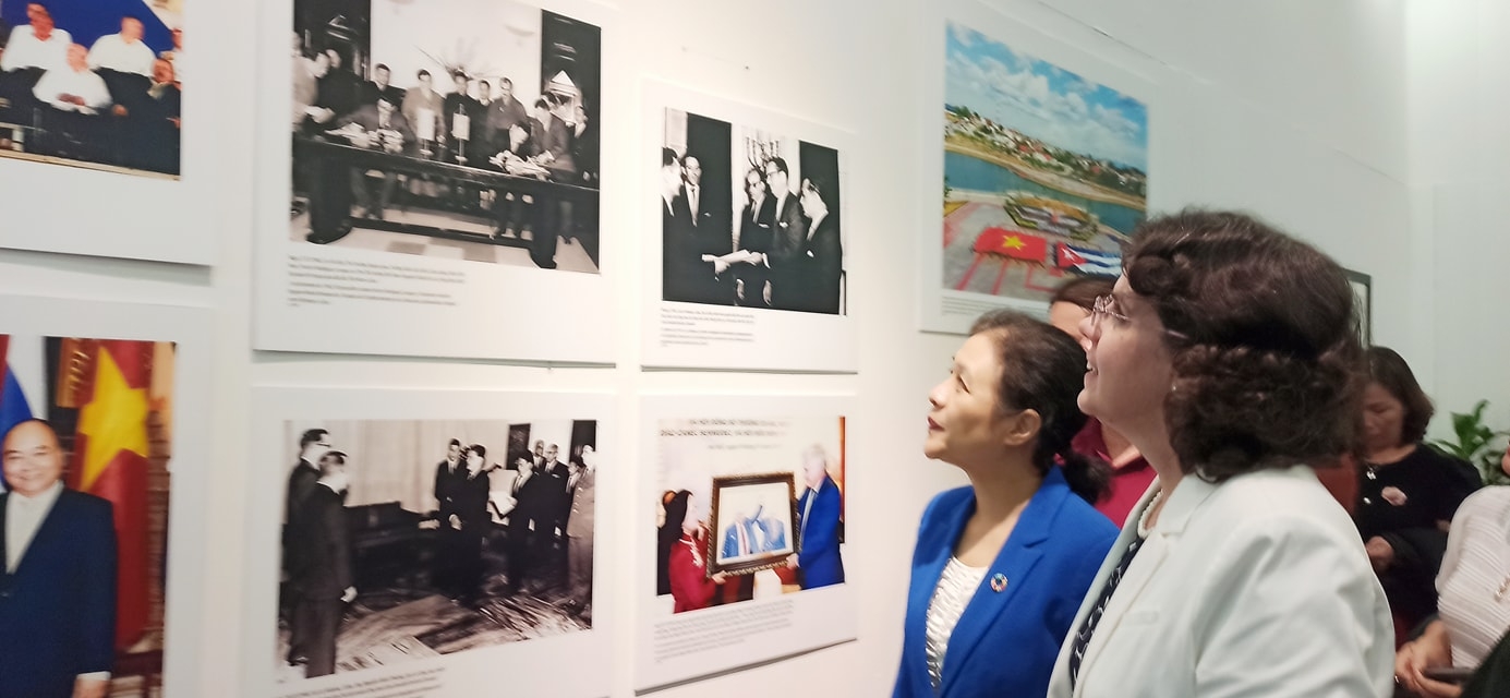 Outgoing Cuban Ambassador receives VUFO's Insignia for Peace and Friendship