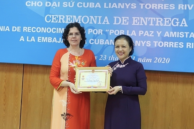 Outgoing Cuban Ambassador receives VUFO's Insignia for Peace and Friendship
