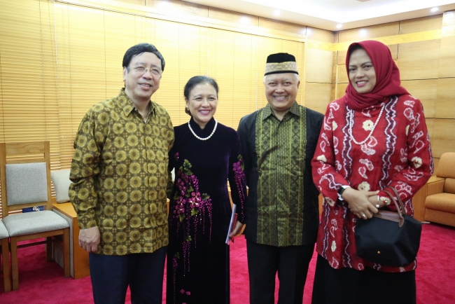 Indonesian Ambassador honoured with VUFO's peace and friendship insignia