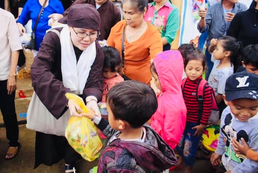vietnamese nun awarded volunteer activity for world peace award in rok