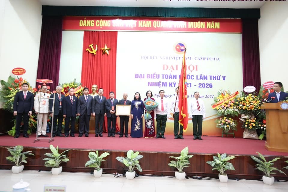 labor medal awarded to vietnam cambodia friendship association