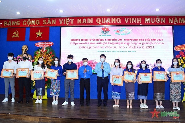 107 Outstanding Laotian, Cambodian Students in HCMC Receive Scholastic Awards