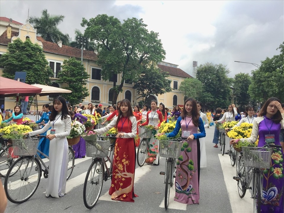 international friendship art festival attracts many hanoians and tourists