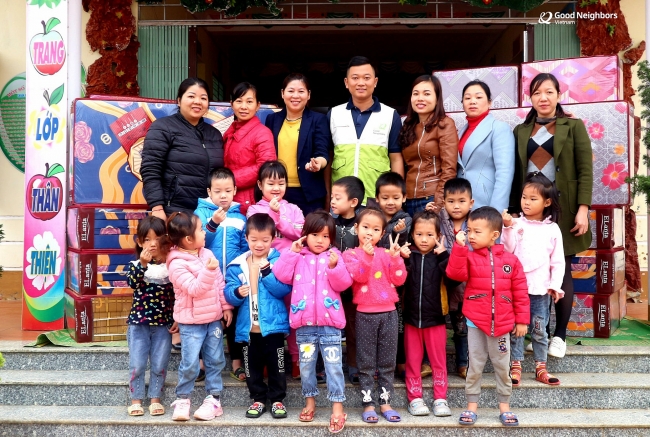 Ha Giang: Kindergarten and Primary schools receive new mattresses