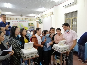 un agency presents fetal monitors for seven mountainous districts of dak lak
