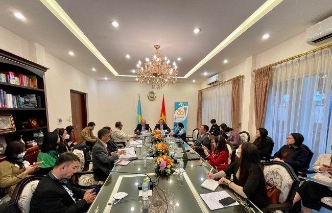 3 Vietnamese Translators Honored by Kazakhstan