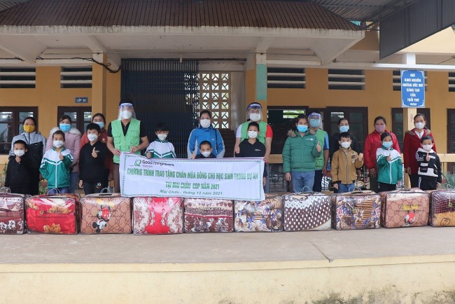 Wintertime Kindness: NGOs Gift Blankets, Jackets for Needy Vietnamese Children