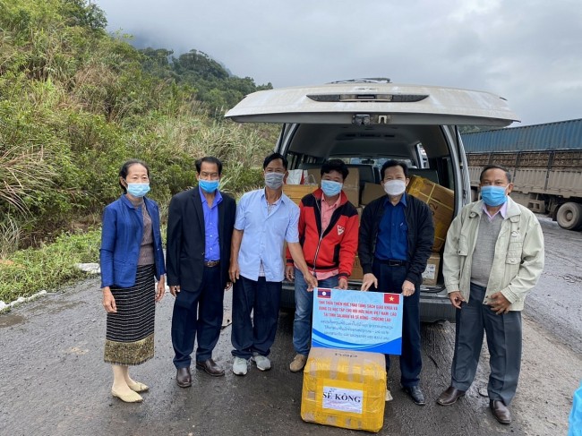 Thua Thien Hue Gifts Books to Lao Students in Salavan, Sekong Provinces