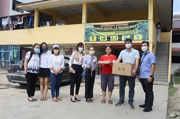 overseas vietnamese bringing warm new year for the needy