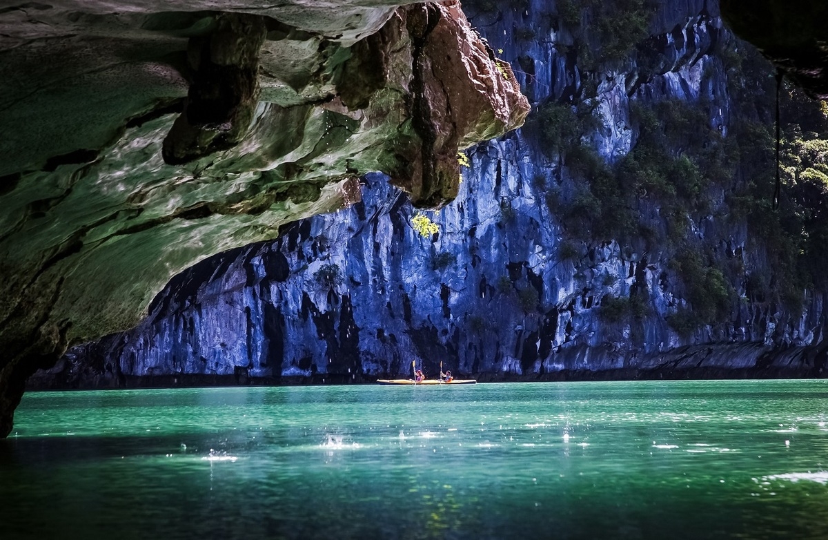 canadian newspaper praised ha long bay one of a must visit destination