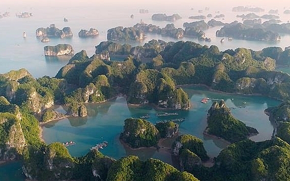 Guides to spend weekend travelling to Lan Ha Bay - the masterpiece of Vietnam nature