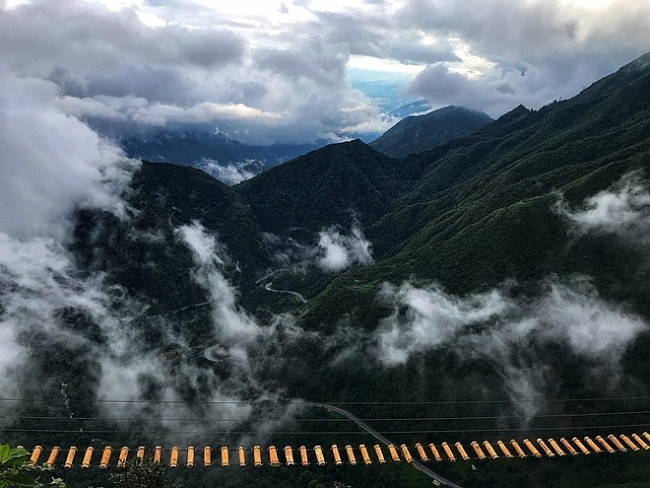Vietnam Top Destinations: Exotic suspension bridge on the top of O Quy Ho pass