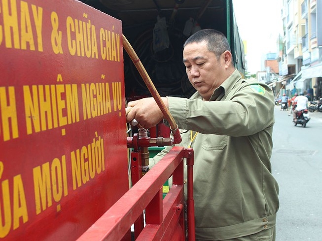 Willing Vietnamese man buys "fire engines" himself to help the society
