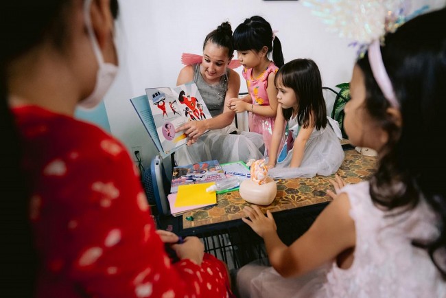Expat Teacher Host Children's Story Night for Thao Dien Community