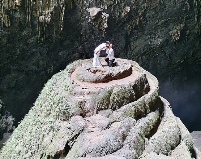 Surreal "Wedding Cake" Photo Spot in Son Doong Cave